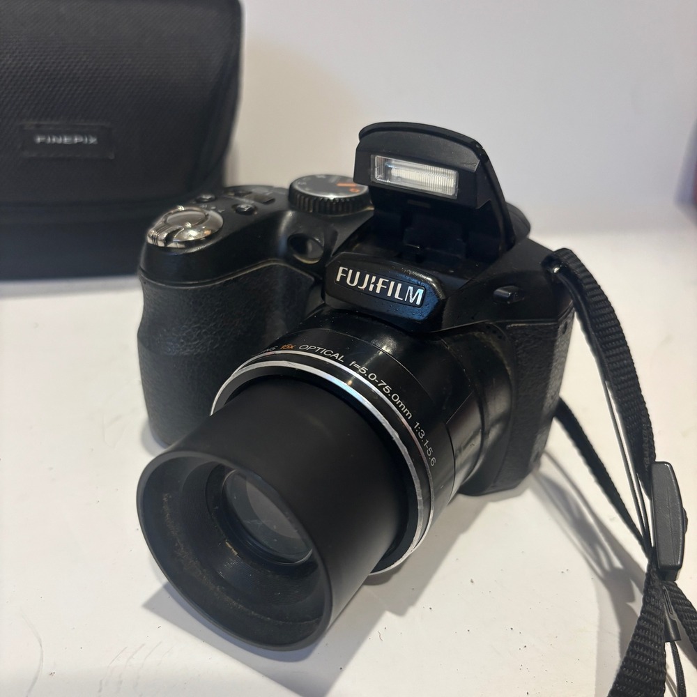 Fujifilm FinePix S 12MP Digital Camera 15x Optical Zoom Black with Case